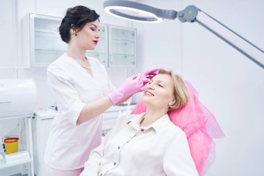 Son sınıf öğrencisinin kaldırma prosedürünü uygulaması