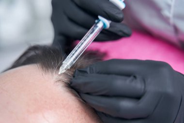 Kadın elinde şırınga olmaktan yakın çekim