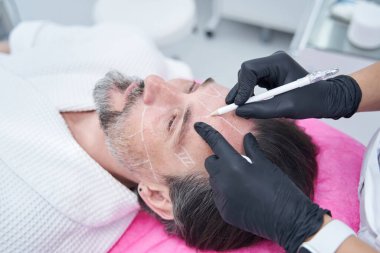 Güzellik ustanın yüzünü kaldırmaya hazırlanırken kapat.