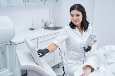 Yetenekli güzellik ustası iş için hazırlama aygıtı