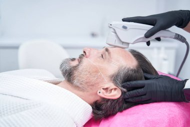 Cilt kontrolü yapan kozmetikçiye yakın çekim