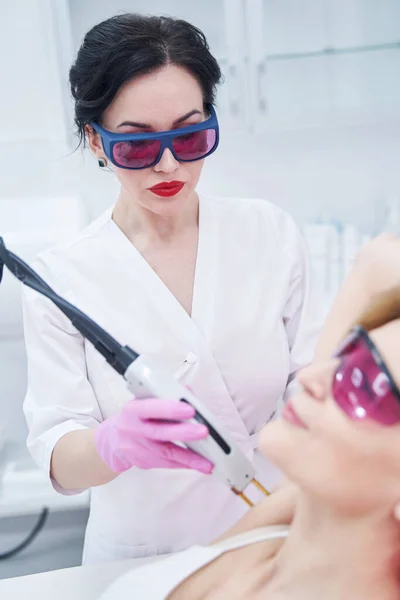 Esteticista realizando tratamento de remoção de cabelo a laser underarm — Fotografia de Stock