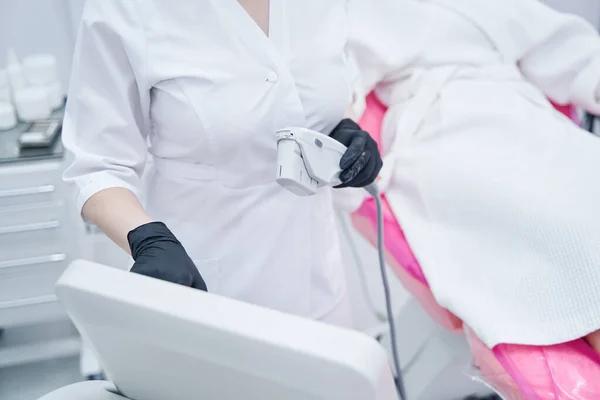 Esthéticienne utilisant une machine de levage à ultrasons en clinique — Photo