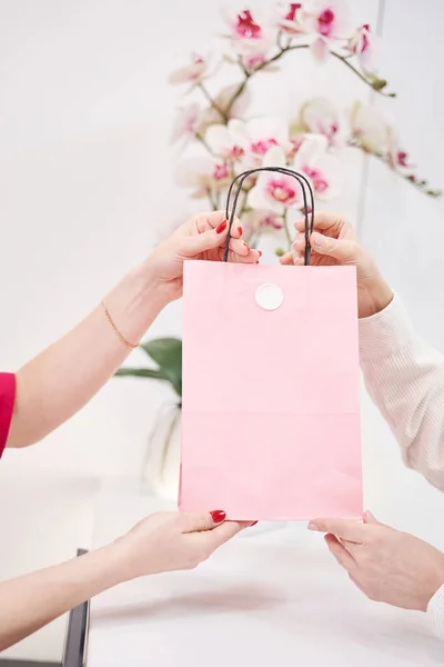 Close up of female hands holding gift bag — Stock Photo, Image