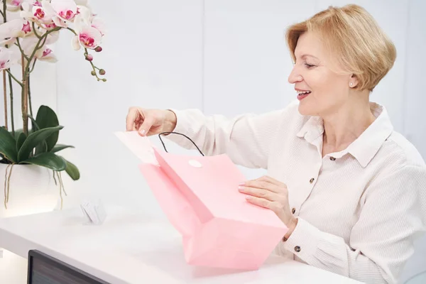Retrato de mujer feliz tomando tarjeta de regalo — Foto de Stock