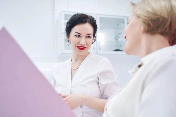 Cheerful brunette woman working in beauty clinic — Stock Photo, Image