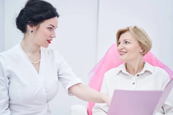 Positief blij blond op zoek naar haar schoonheid meester — Stockfoto