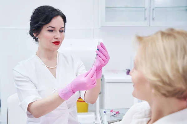 Medico competente che prepara puntura per iniezione — Foto Stock