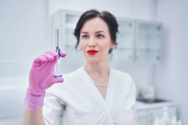 Primer plano de un bonito trabajador médico preparando la jeringa — Foto de Stock