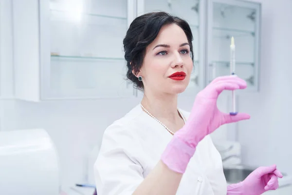Söt kosmetolog gör skönhetsingrepp för patienten — Stockfoto