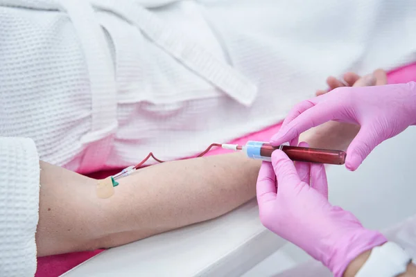 Medizinischer Fachangestellter bekommt Blut zur Untersuchung — Stockfoto