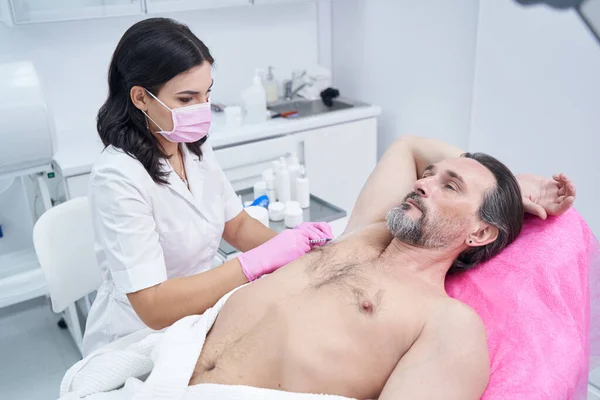 Relaxed bearded man being in beauty clinic — Foto de Stock