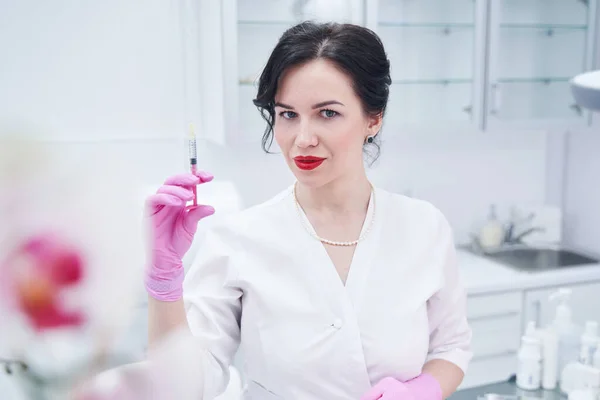 Woman beautician holding syringe in cosmetology clinic — Foto Stock