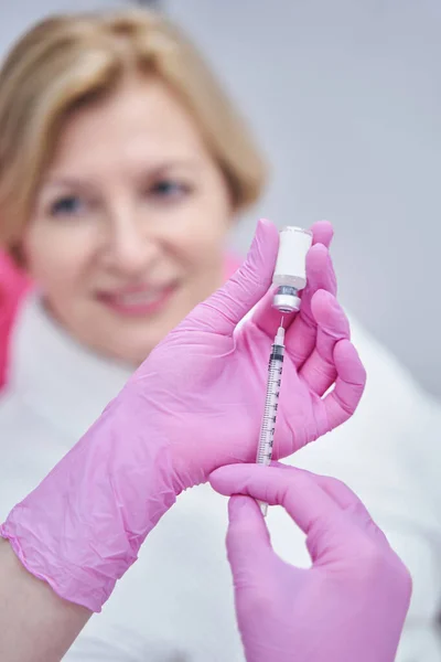 Médico femenino manos llenando jeringa con medicamento — Foto de Stock