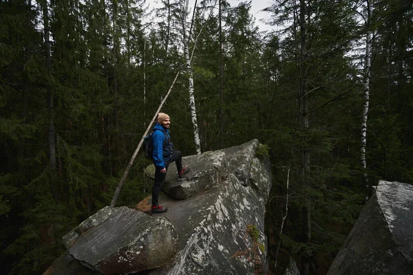 Joyful tourist conquering mountain top in forest — Fotografia de Stock