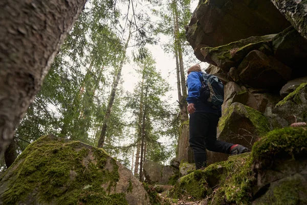Orman kayalıklarında ilerlerken turist kameraya döndü