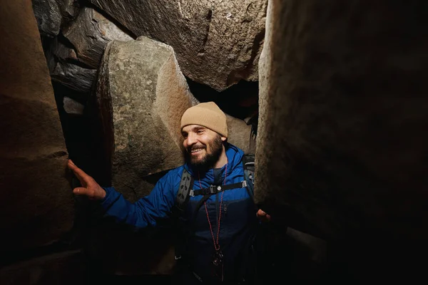 Soulagé homme sortant grotte avec le sourire sur le visage — Photo
