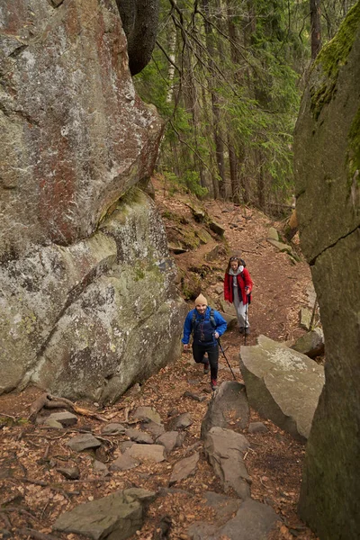 İki yürüyüşçü iki dağ arasında geçiş yapıyor.