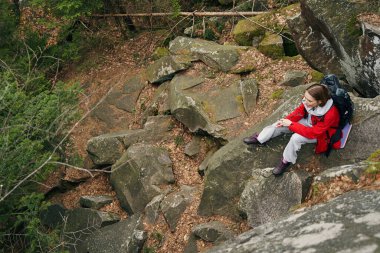 Yürüyüş sırasında taş kıran bir kadın.