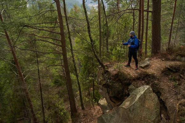 Forest Hill 'deki erkek yürüyüşçü çevreyi inceliyor.