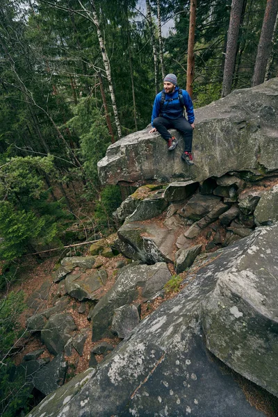 숲 속 바위 위에 앉아 있는 등산객 — 스톡 사진