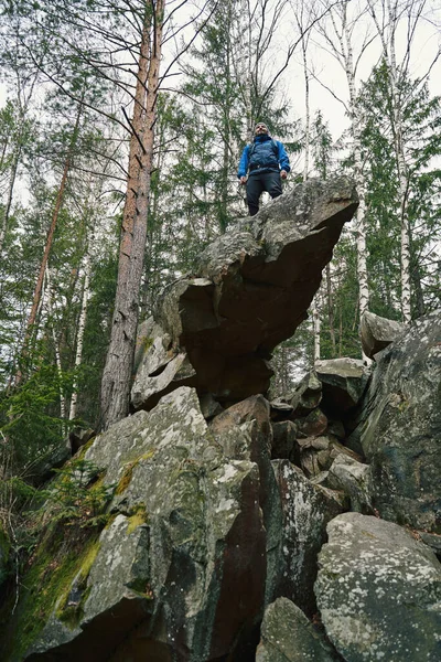 커다란 바위 꼭대기에서 당당 하게 서 있는 사람 — 스톡 사진