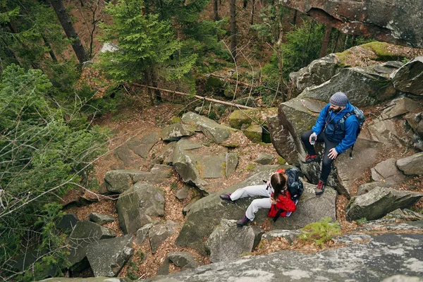 여행중 바위 위에서 휴식을 취하고 있는 관광객들 — 스톡 사진