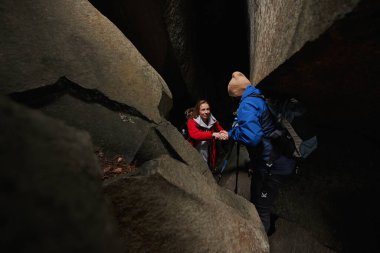 Yürüyüşte arkadaşını destekleyen aktif bir adam.