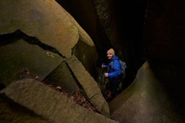 Keyifli yürüyüşçüler kayaların üstünde dikiliyorlar