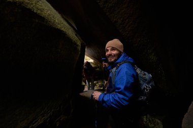 Neşeli erkek insan doğada aktif bir yolculuk yapıyor.