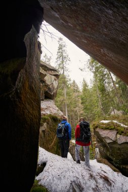 İki insan dağlarda yolculuklarının tadını çıkarıyor.