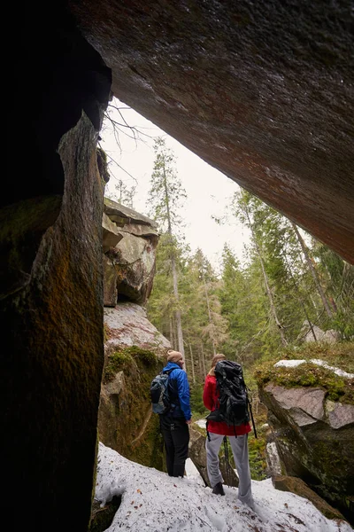Dağlarda duran yürüyüşçülerin silueti