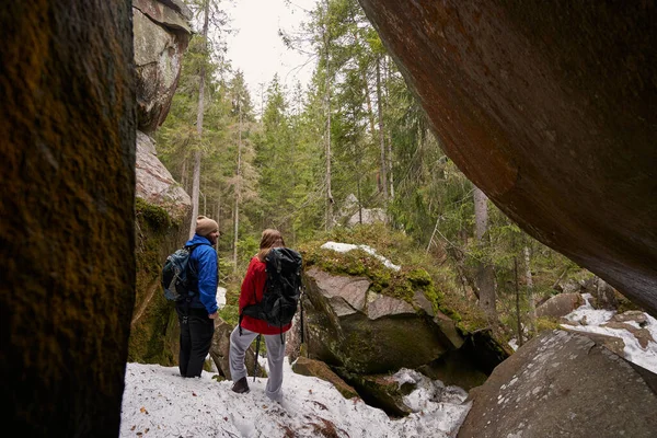 산에서 모험을 즐기는 행복 한 관광객들 — 스톡 사진