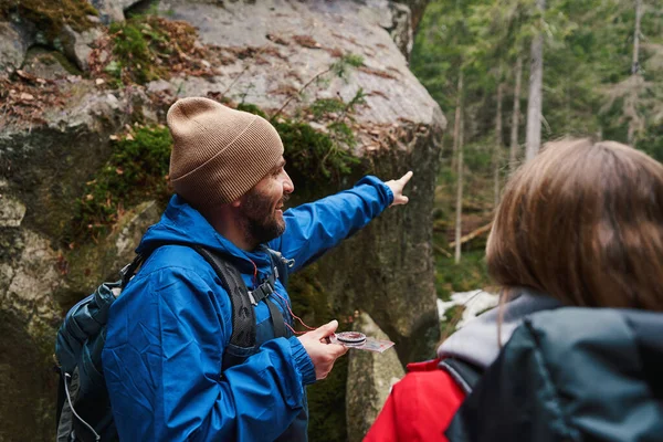 Mutlu yürüyüşçü doğru yolculuğu gösteriyor.