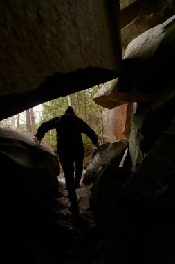 Sporcunun dağlarda yürüyüşünün arka görüntüsü