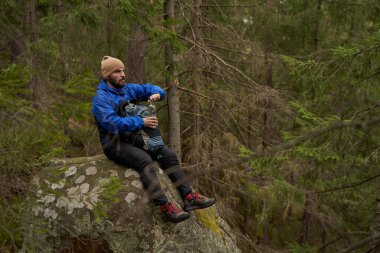 Ciddi bir turist şişeyi suyla açıyor.