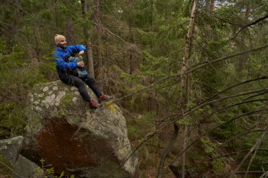 Güzel manzaraya bakan pozitif keyifli yürüyüşçü