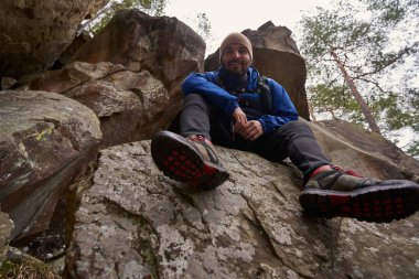 Kameraya poz veren neşeli genç yürüyüşçü