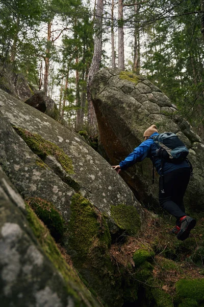 산에서 모험을 즐기는 강한 사람 — 스톡 사진