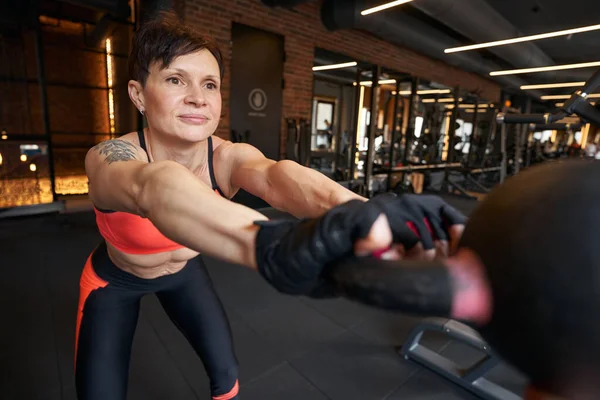 Muskulös idrottskvinna som tränar på gym — Stockfoto