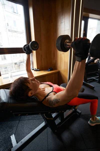 Deportista profesional realizando ejercicio en la parte superior del pecho en el gimnasio — Foto de Stock