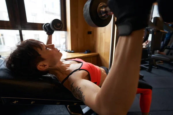 Femeia care face exerciții superioare în piept cu greutăți de mână — Fotografie, imagine de stoc
