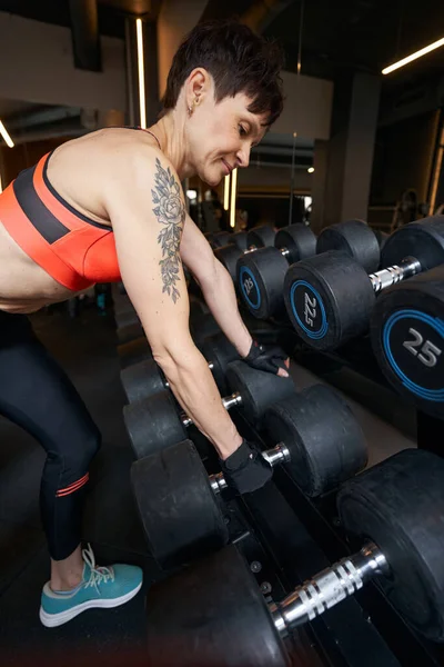 Professionell idrottskvinna gör sig redo för gym träning — Stockfoto