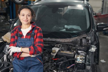 Otomatik motorun yanında duran keyifli araba tamircisi
