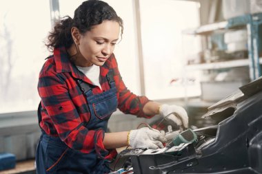 Araba tamir ustasının portresi.