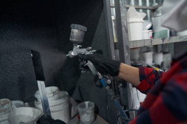 Örnek üzerine spreyleme renk ustasına odaklanmış fotoğraf