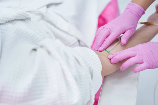 Trabalhador médico preparando um tratamento por gotejamento de vitaminas intravenosas na clínica de beleza — Fotografia de Stock