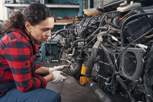 Jovem mulher trabalhadora verificando condição do motor do carro — Fotografia de Stock