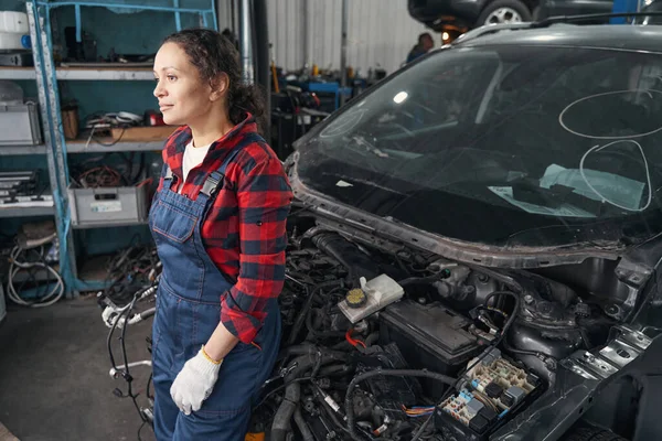 Przemyślany mechanik mający czas na przerwę w pracy — Zdjęcie stockowe