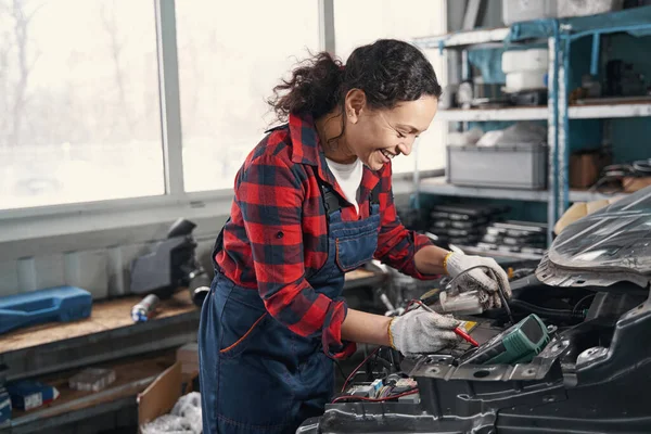 Glad kvinnlig mekaniker som arbetar på bensinstationen — Stockfoto
